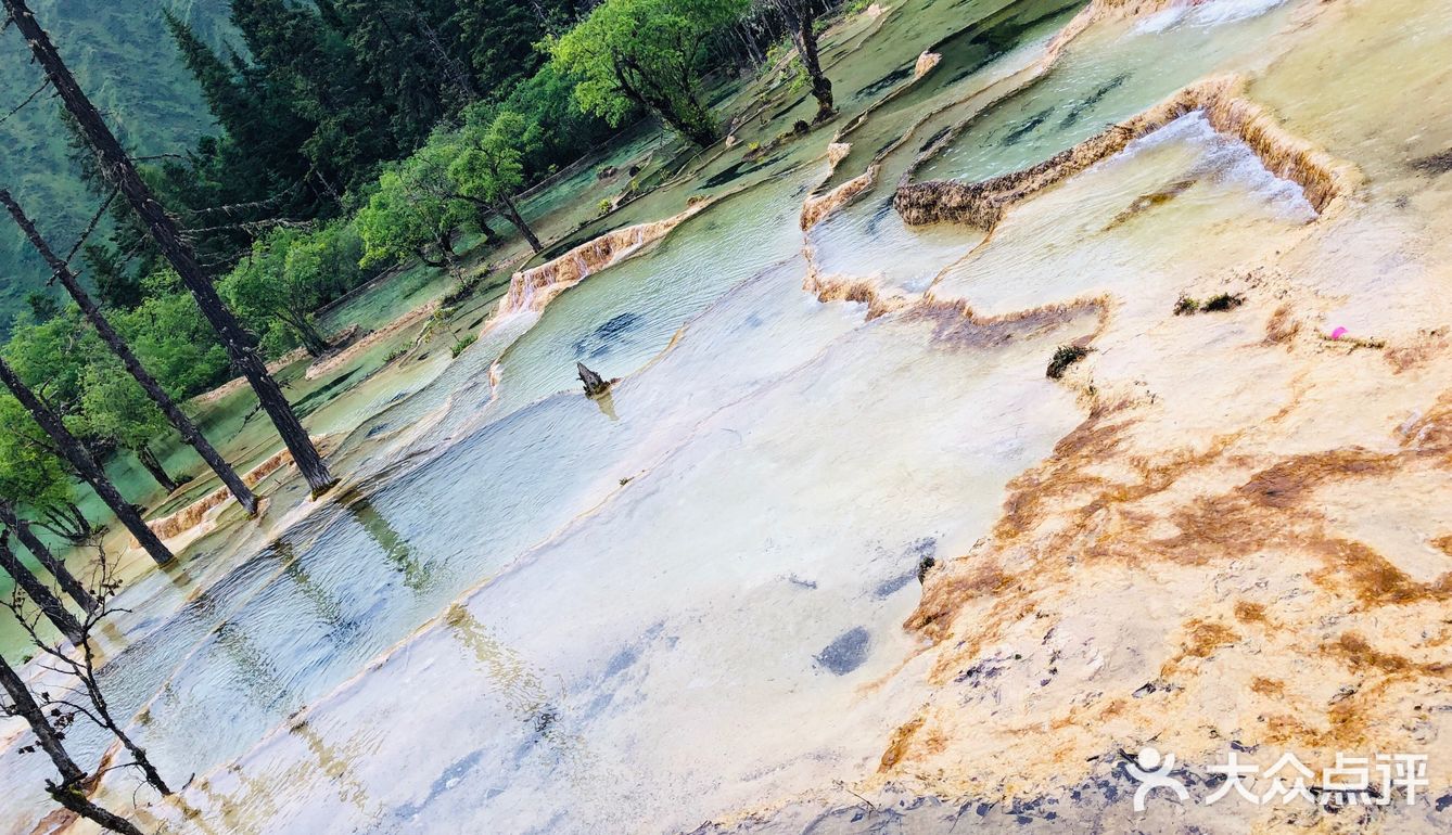 黄龙以高海拔钙化五彩池闻名