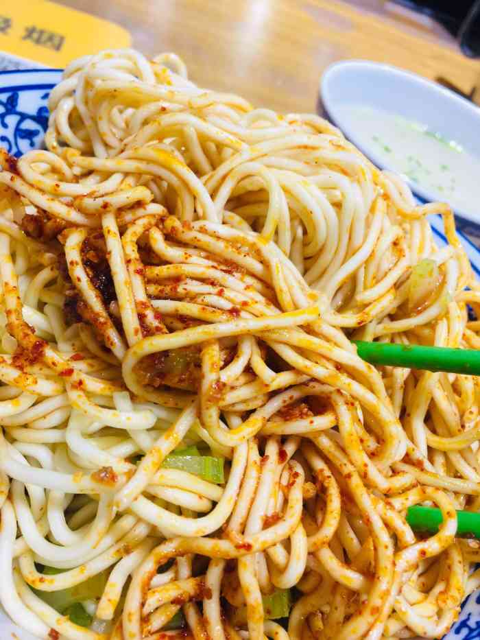 哈记抓面-"偶然在一家馆子吃饭听到几个上班族边吃边聊.