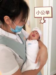 要外出了李丹萍小姨给宝宝穿外出衣-皇家月府月子中心(沈阳店)