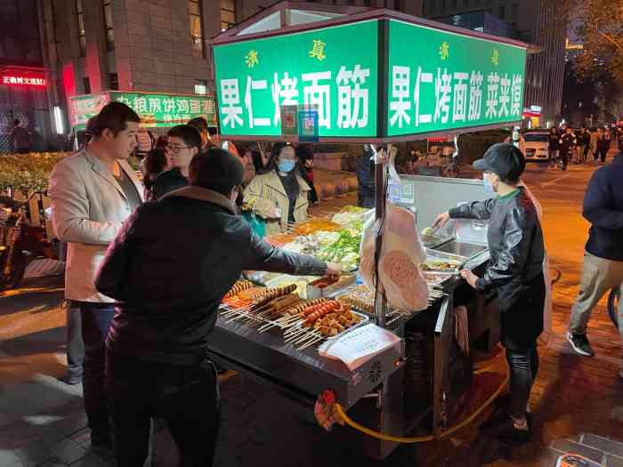 果仁烤面筋-"没想到这个烤面筋小摊位点评了.他家在西.