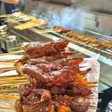 吃个烧烤怎么好多人啊！！(周迅脸)。。。