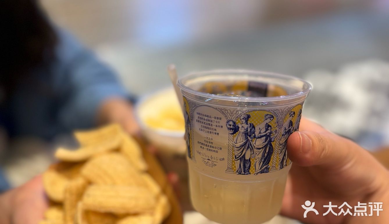 未成年不许喝酒但成年人买酒送棒棒糖