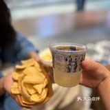未成年不许喝酒但成年人买酒送棒棒糖
