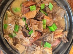 笋干烧肉煲-小丫头餐厅·江浙菜·烧烤(灵隐店)
