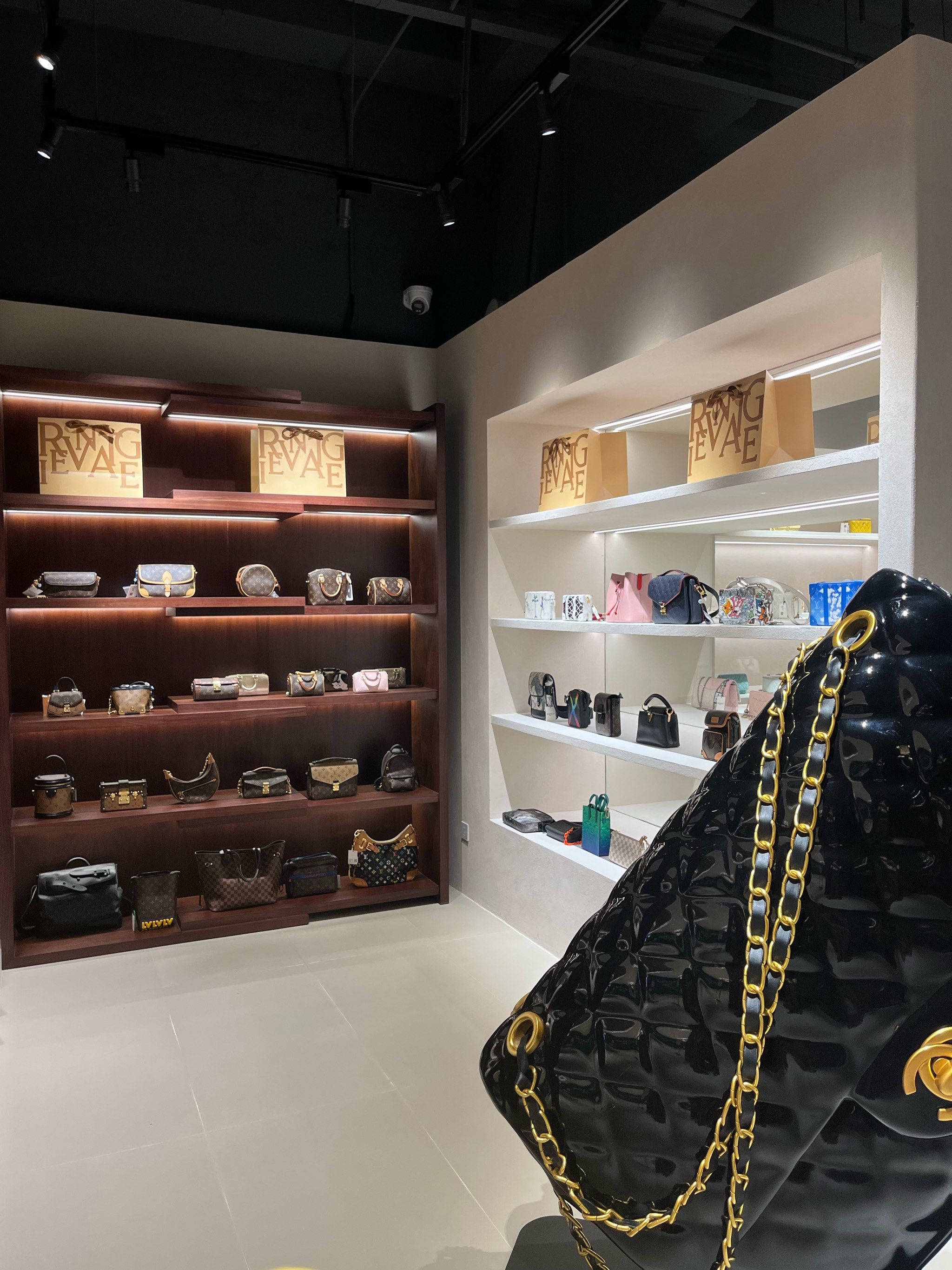 墙的lv,香奈儿,爱马仕
款式齐全,每一件都让人爱不释手
除了包包