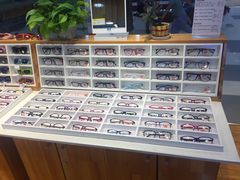 -MiRi眼镜连锁·蔡司·尼康控优点合作店(莘庄店)