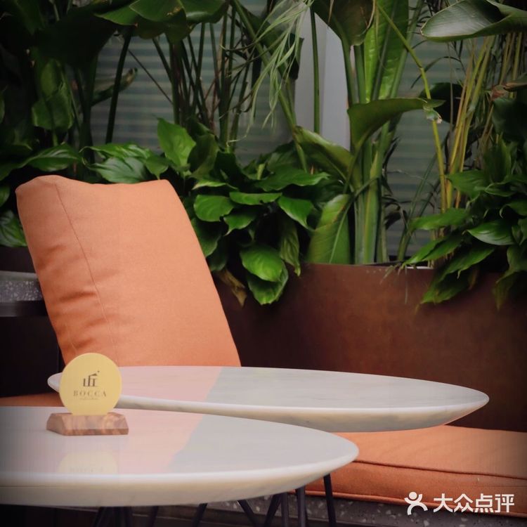 映入眼帘的竟然是梦幻Bar,每日18点营业,周二