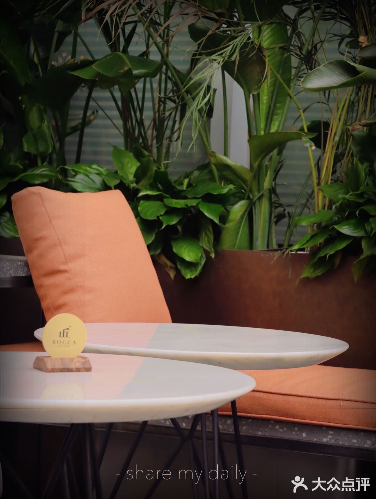 映入眼帘的竟然是梦幻Bar，每日18点营业，周二