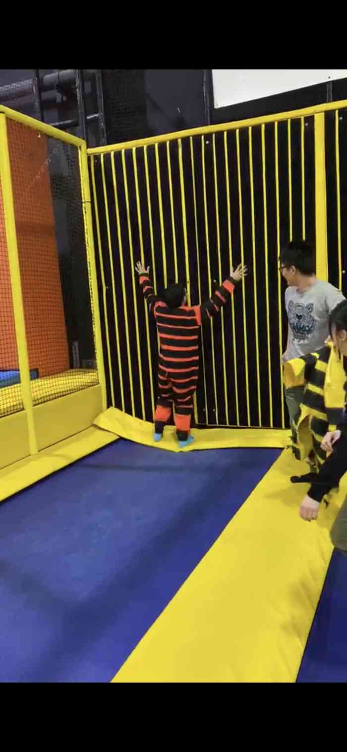 漫游星空蹦床馆-"挺好玩的,不过跳不到1小时就跳不动了.三.