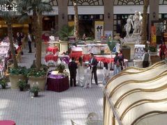 三楼餐厅有人举办婚礼-北京王府井天伦王朝酒店