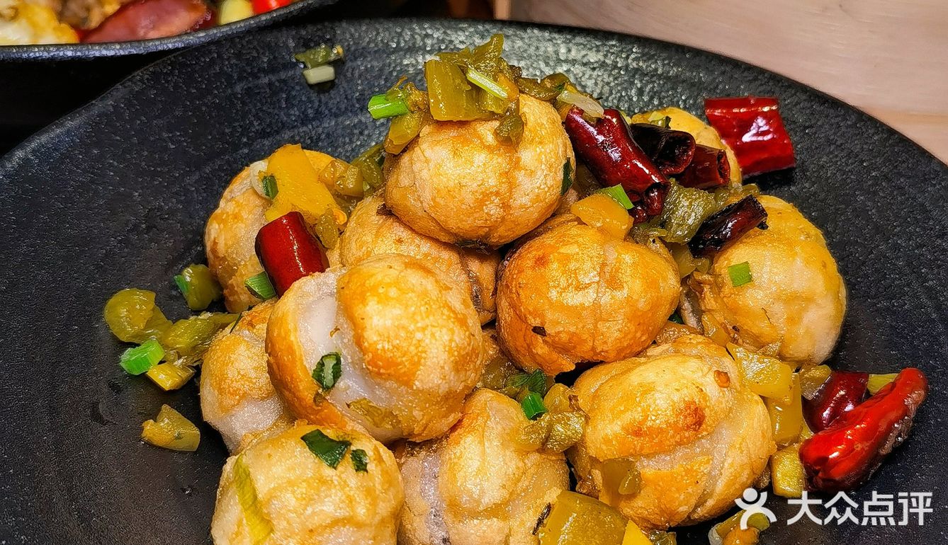 鼓楼边上儿的观景小酒馆，地道川菜那叫一个香！