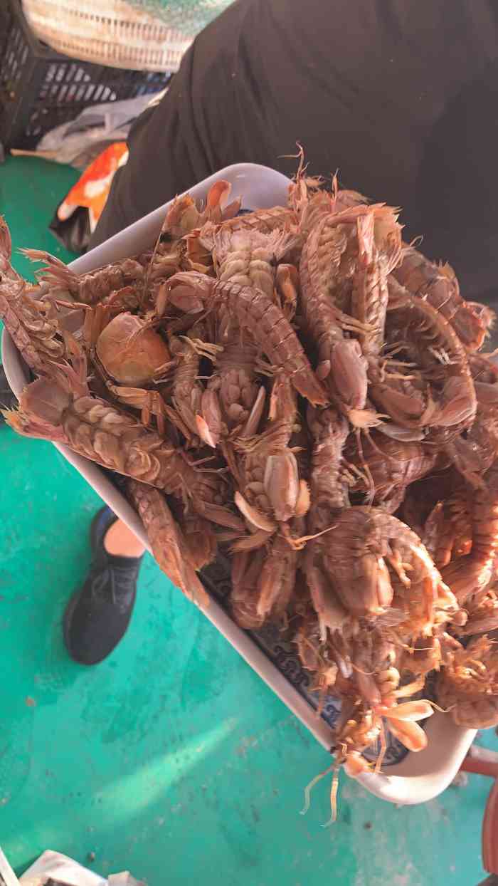 打分 吹着海风 吃着烤串还有现出锅的海鲜 出海真舒服 船长人很实在