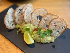 牛油果沙拉配面包-The Diner X餐厅(青岛万象城店)
