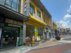 -咻啵翔翔零食基地(万达广场店)
