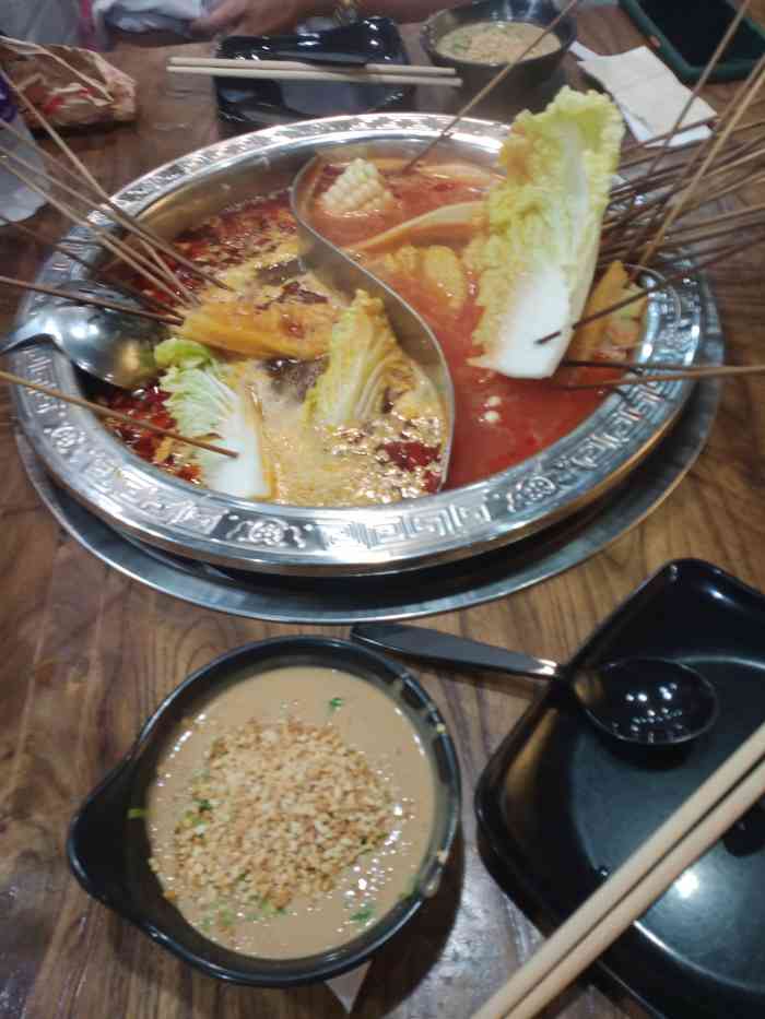 赵二妮串串坊(兴华路店)-"这回和同事哥哥们一起来这里吃的,光想着吃.