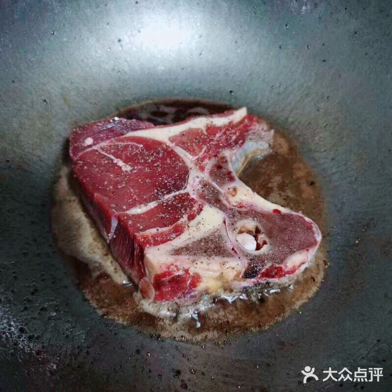 牛排骨2～3根 黄油1盒 配料：酱油、黑椒、辣酱