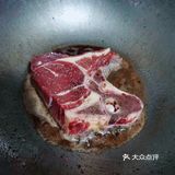 牛排骨2～3根 黄油1盒 配料：酱油、黑椒、辣酱