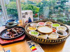 都匀毛尖奶茶-包整·丝娃娃(一览甲秀楼风景店)