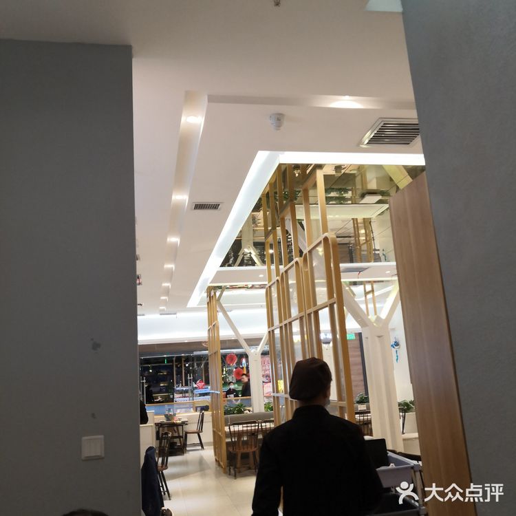 鲜嫩，不过下锅会变没，四个大人吃了六盘肉，服务很好