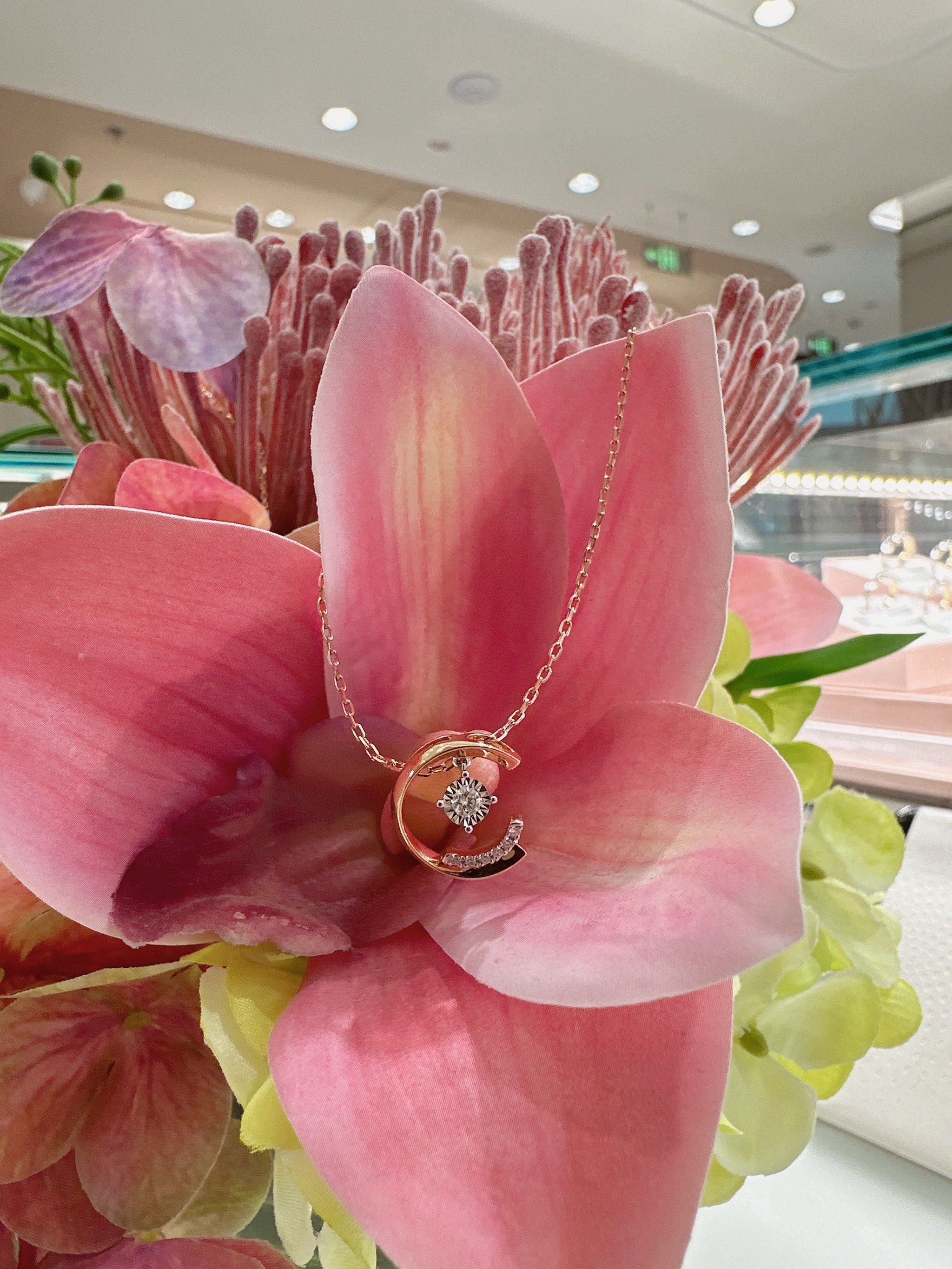 母亲节礼物钻石项链    周生生东方新天地店