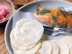 烟熏三文鱼配烤饺子皮和芥末籽酱-BOR Eatery(安福路店)