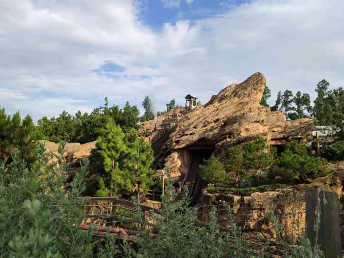 灰熊山极速矿车-"灰熊山极速矿车93我觉得最好耍的一个项目.