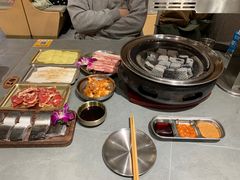 -围炉肉舍•炭烤活鳗•丹东海鲜烤肉(步行街店)