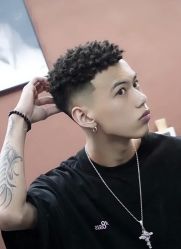 -一家只做男发烫染的店