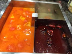 番茄汤拼红汤-皇城老妈·大连海鲜火锅(港湾店)