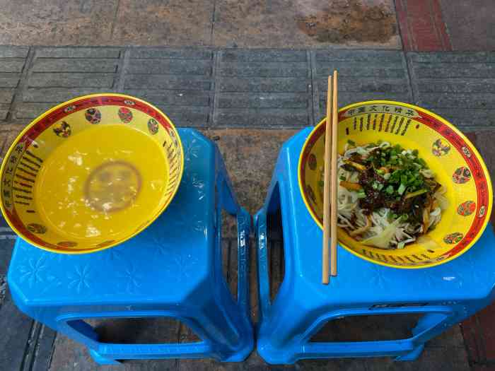 肖家河板凳面-"国庆期间新换了老板换了名字,几个年轻小伙.