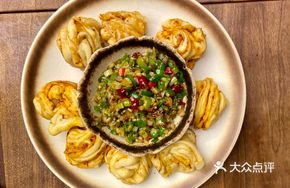 Flower Bun with Chili Sauce