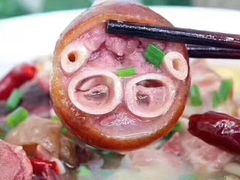 -帅巴人舅母子腊蹄民俗村