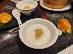 桃胶双皮奶拼子姜皮蛋酥-中国大酒店·食街