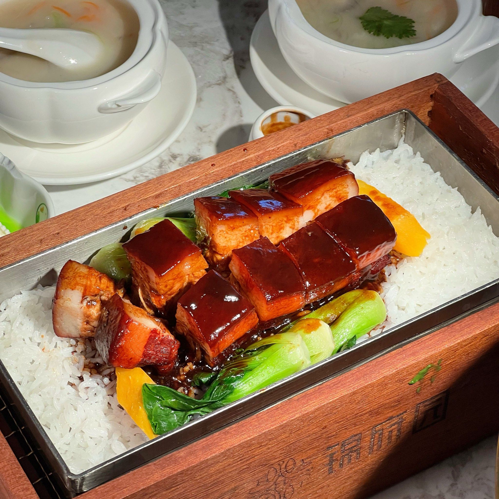 西湖边这一口东坡肉给我香迷糊了