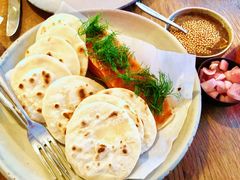 烟熏三文鱼配烤饺子皮及芥末籽酱-BOR Eatery(安福路店)