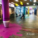 进门不会有店员一直跟着，拍照购物两不误。很多吃的