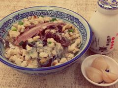 羊肉泡馍，糖蒜和外带的酸奶-毅祥斋老孙家泡馍(北院门鼓楼店)