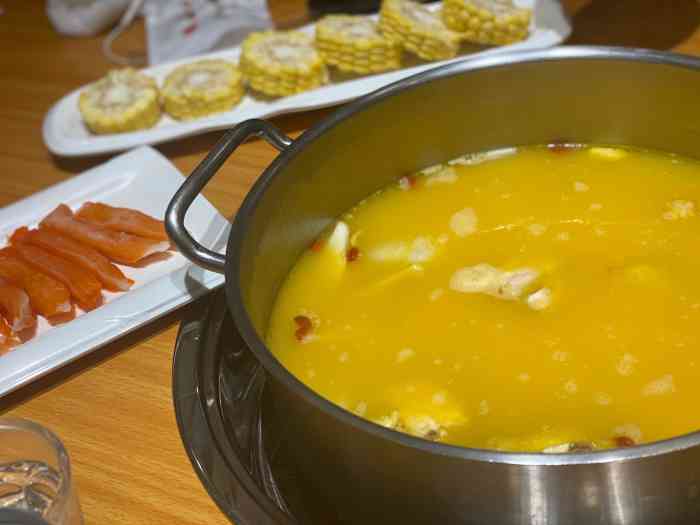 鸿运打边炉(不老街店)-"在不老街那,吃个新鲜感,广式火锅主打的花.