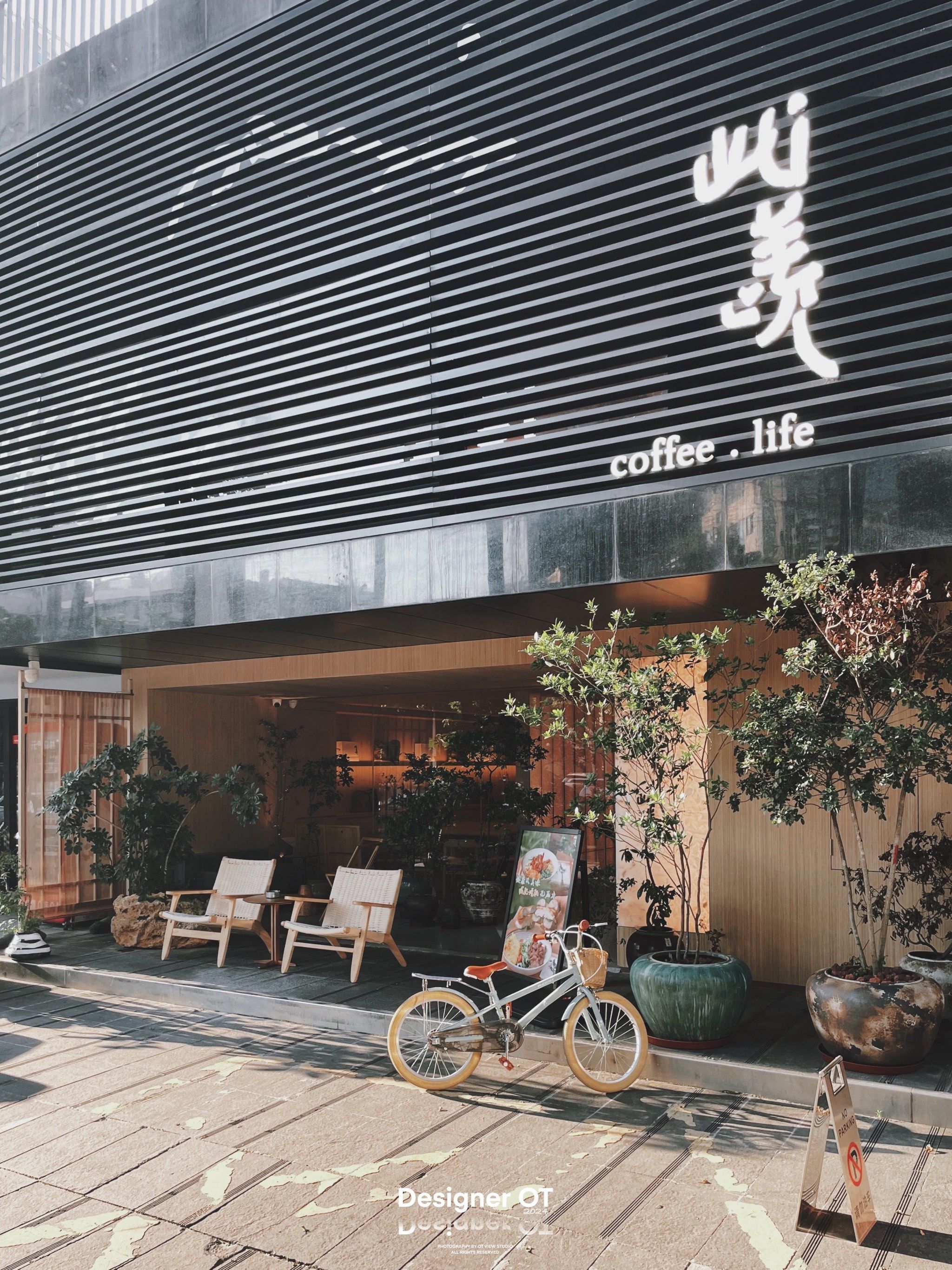 新中式咖啡店
木质调空间结构显得很温馨舒适
双层空间让人感到