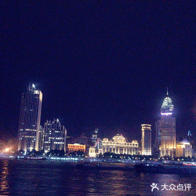 吹着江风，（有点冷），还是很舒服的