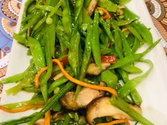 荷兰豆炒菌菇丝-云海肴·汽锅鸡·云南菜(美罗城店)
