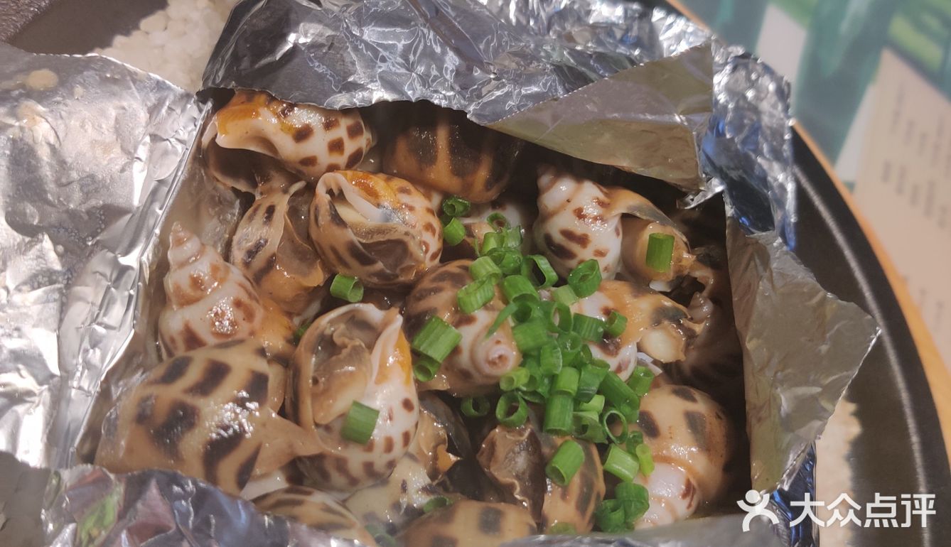 门口停车位充足，有两层。河虾比较新鲜，壳硬