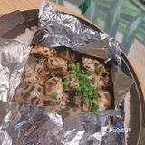 门口停车位充足，有两层。河虾比较新鲜，壳硬