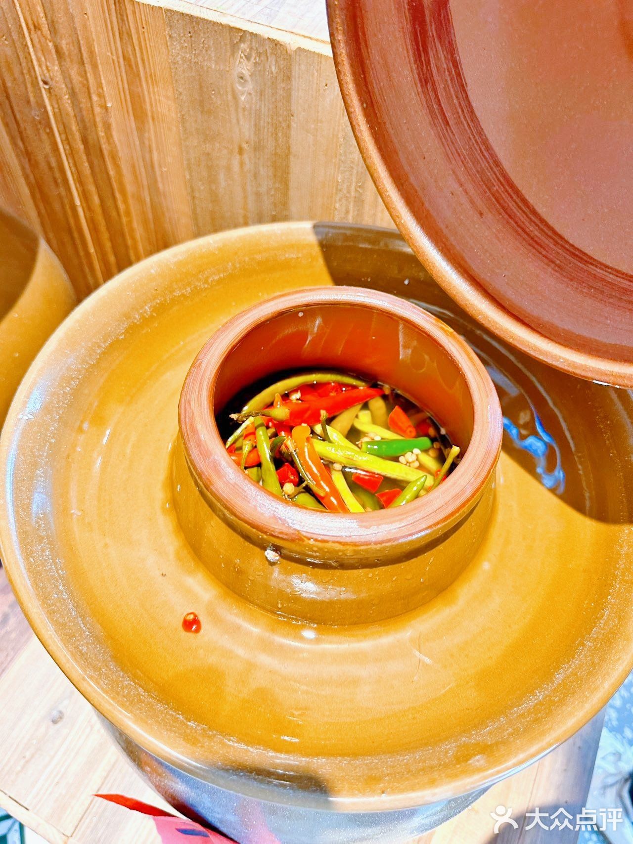 坐在河边吃包子😋