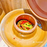 坐在河边吃包子😋