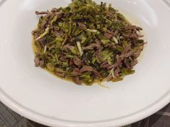 雪菜炒生牛肉-南山饭店(阳明古镇店)