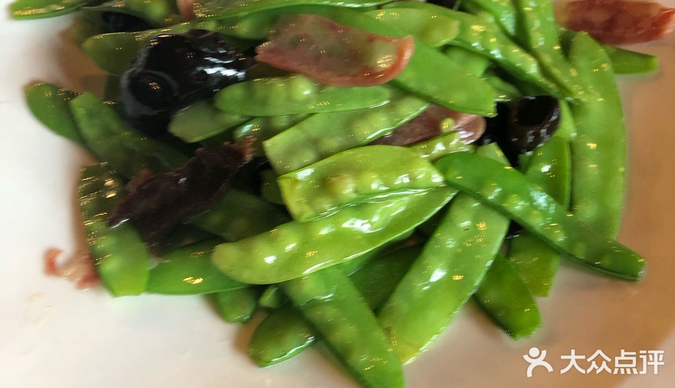 在百家湖附近的一个餐厅，餐厅招牌很大，一个店分隔成两