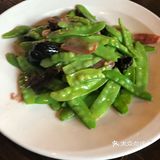 在百家湖附近的一个餐厅，餐厅招牌很大，一个店分隔成两