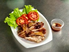 炭烧猪颈肉-红大哥水门鸡饭(總店)