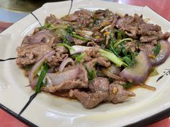 姜葱爆炒本地黄牛仔肉-银峰农庄·特色烧鸡·鲜无花果浸鸡